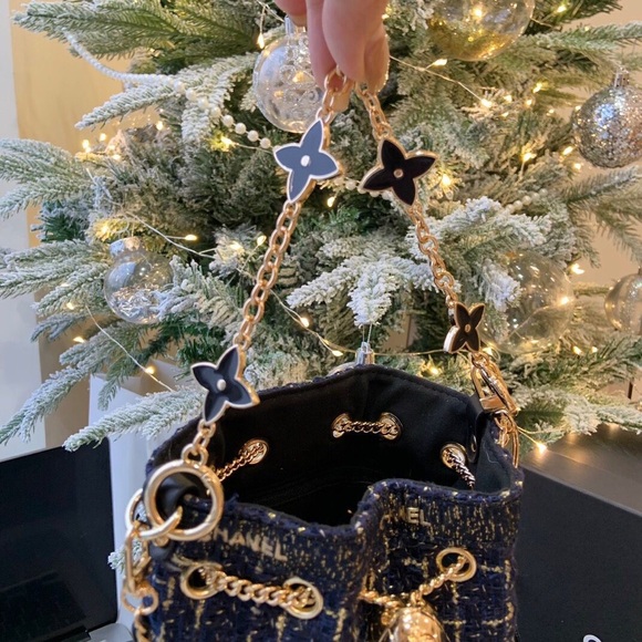 CHANEL NAVY BLUE BEAUTE BUCKET BAG WITH CHAIN - Picture 5 of 5